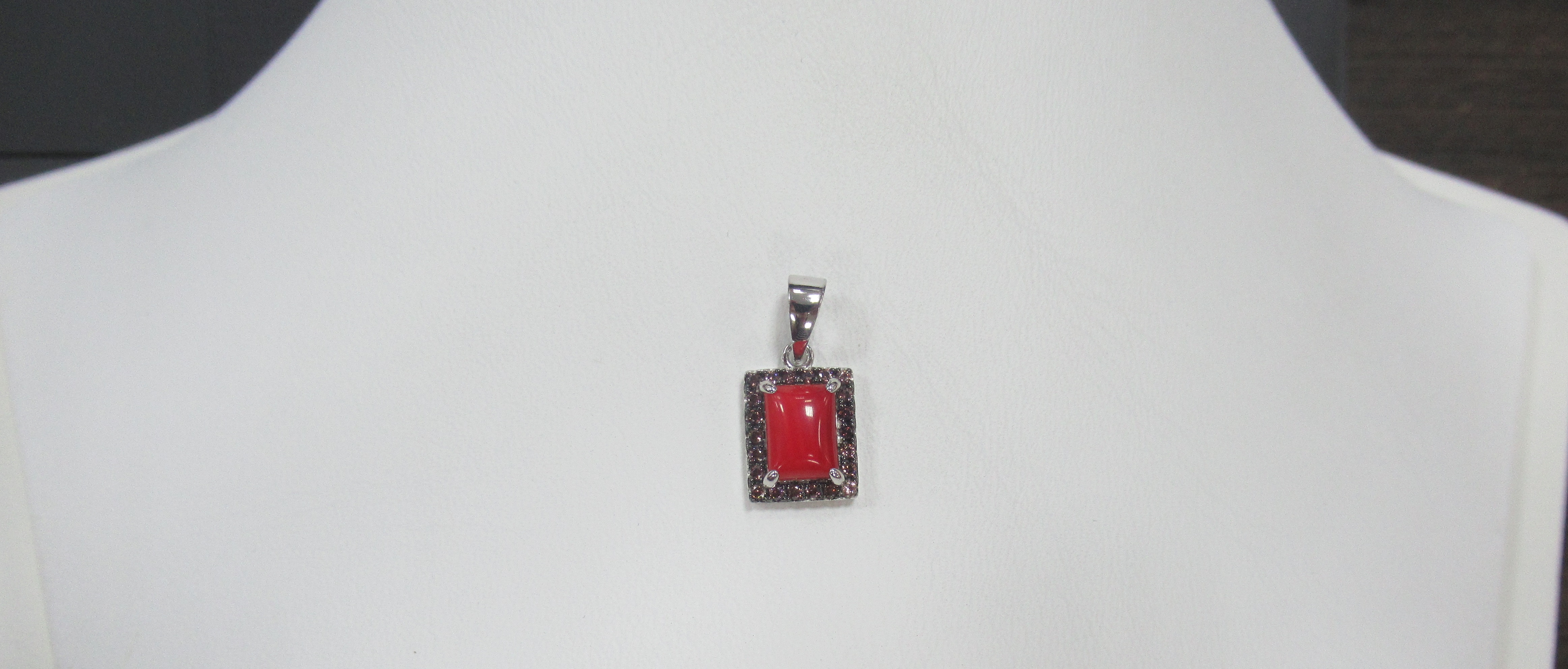 Серебряная подвеска с кораллом